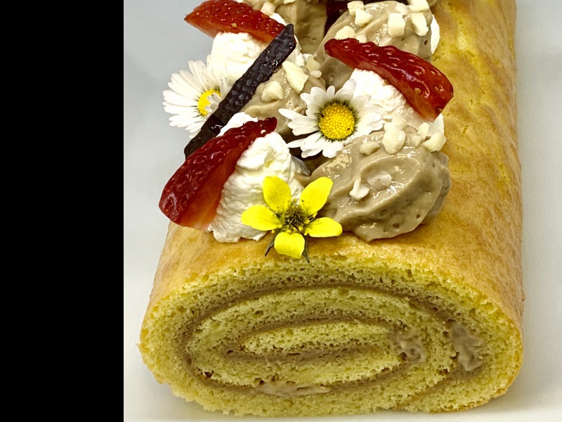 Brazo de gitana. Bizcocho relleno de crema pastelera y fresas ecológicas.