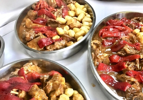 Cabrito guisado con patatines y pimientos asados 